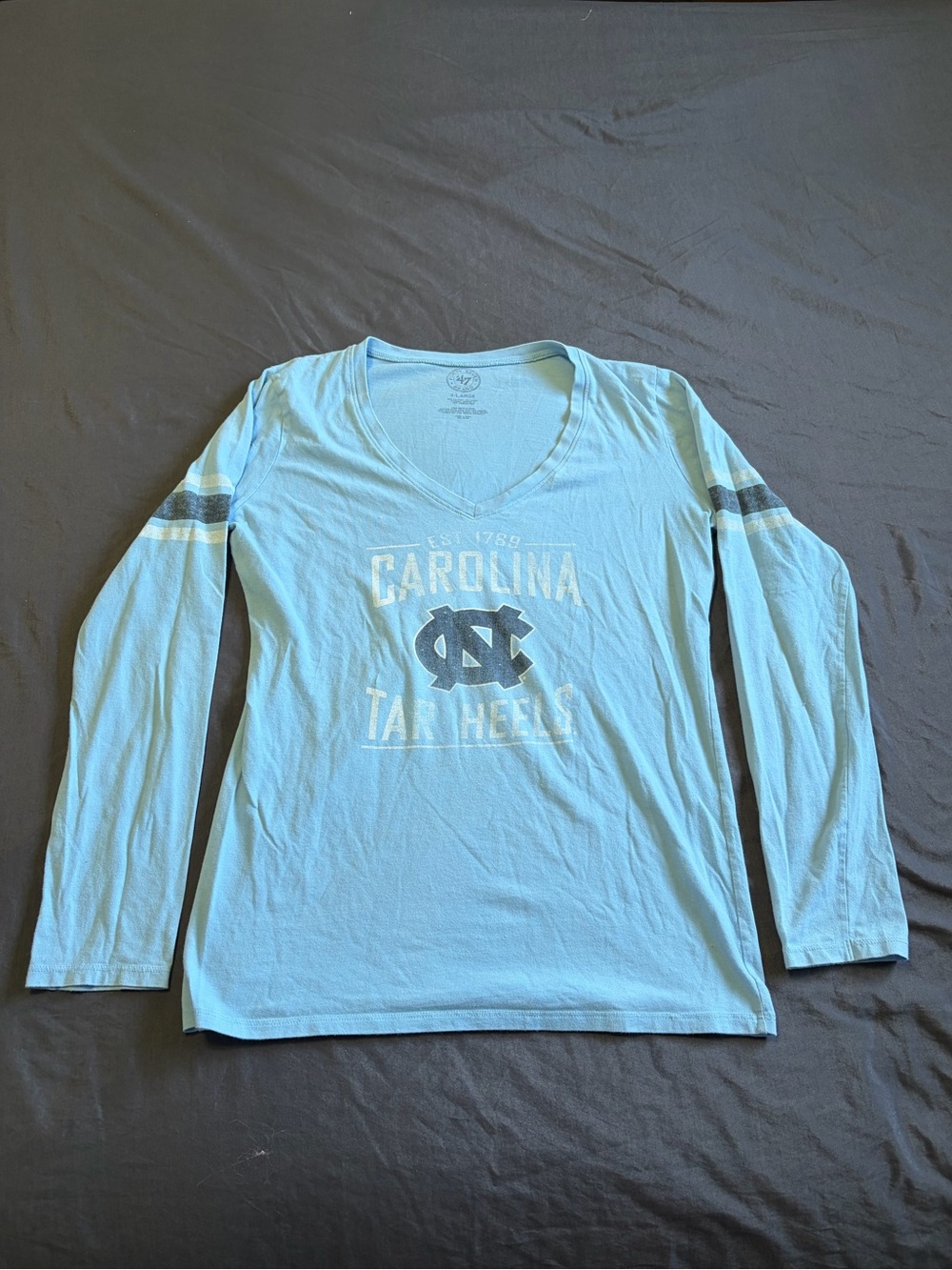 UNC Tar Heels  fitted V-neck shirt w/blue&white sleeve stripes.Size XL